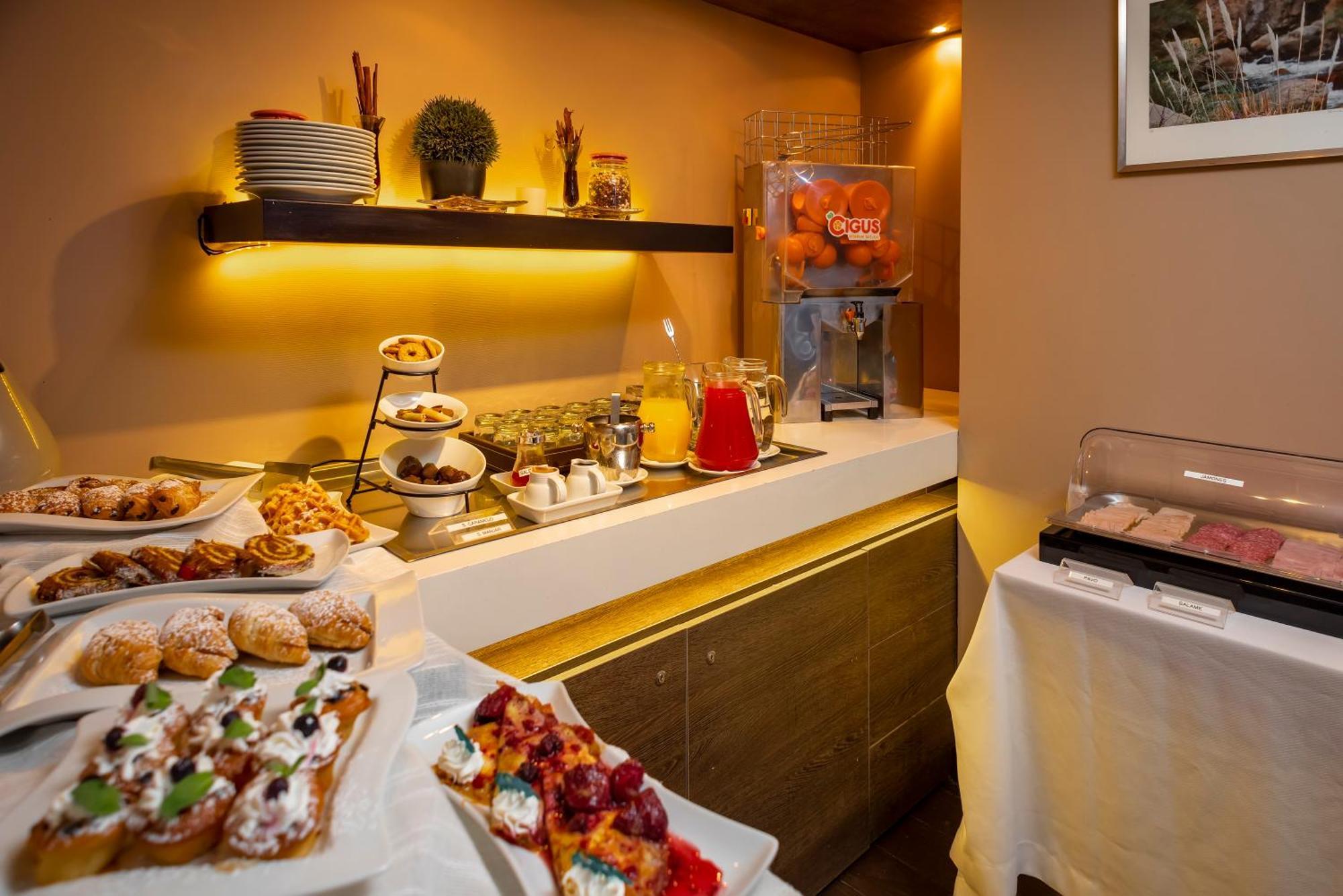 Hotel Los Espanoles Plus Сантьяго Экстерьер фото